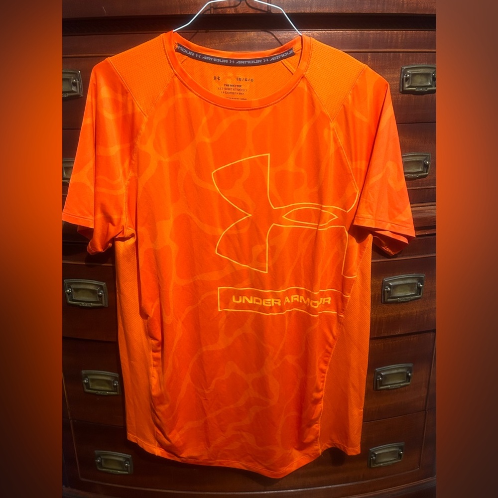 Men’s Under Armour Heat Gear shirt. XL